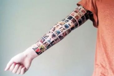 Vrouw laat 152 Facebook vrienden op arm tatoeëren