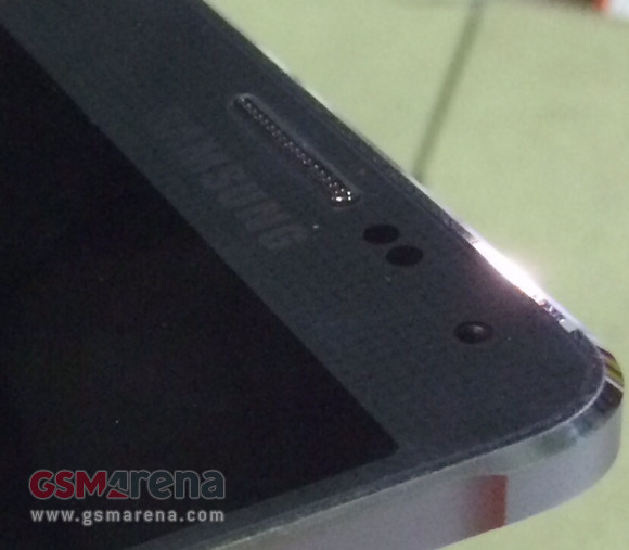 Foto van Samsung Galaxy F toont detail van iPhone