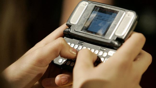 ‘Tieners die veel sms’en sneller aan drugs’