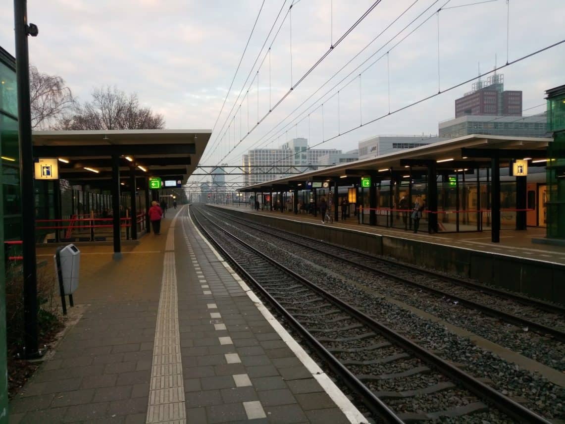 Een treinstation met een perron uitgerust met de Kodak Ektra-camera.