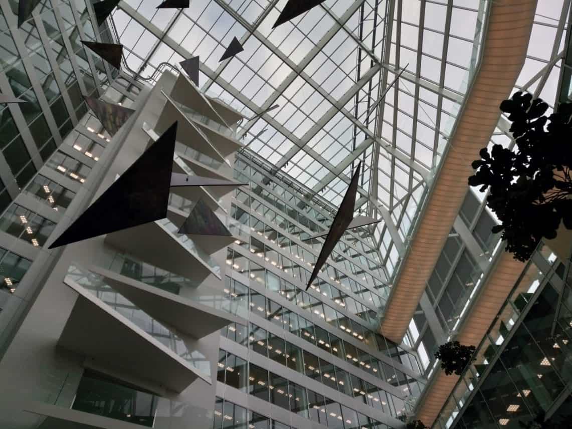 Het atrium van een kantoorgebouw met veel glas met daarop de Kodak Ektra.