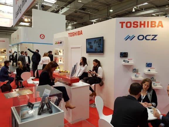 De Toshiba-stand op een beurs.