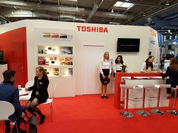 Een toshiba-stand op een beurs.