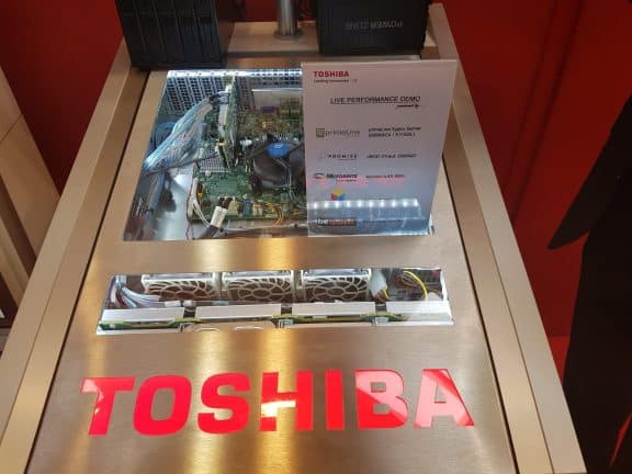 Een Toshiba-computer wordt tentoongesteld op een beurs.