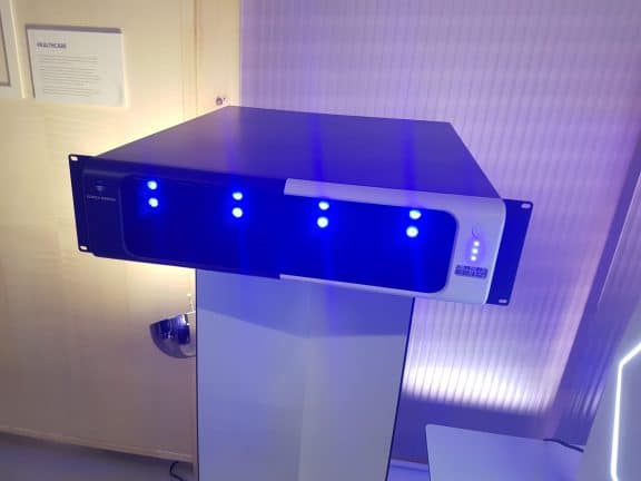 Een Workplace Hub met blauw LED-licht bovenop een standaard.