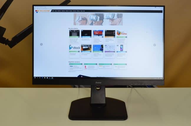 Op een bureau staat een Iiyama ProLite XUB2792QSU-B1-monitor.