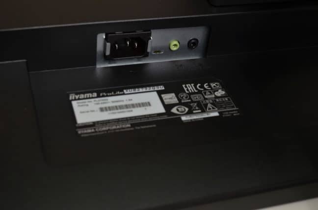 Een close-up van een zwarte printer met een label erop met het Iiyama ProLite XUB2792QSU-B1-model.