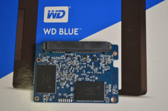 Een wd blue ssd met een doosje ernaast.