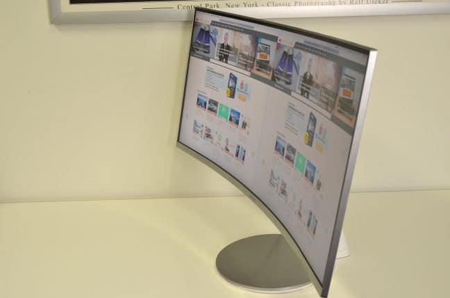 Een Samsung C34F791WQU monitor op een bureau met een foto erop.