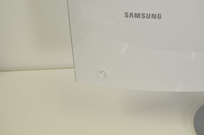 Op een bureau staat een Samsung C34F791WQU-monitor.