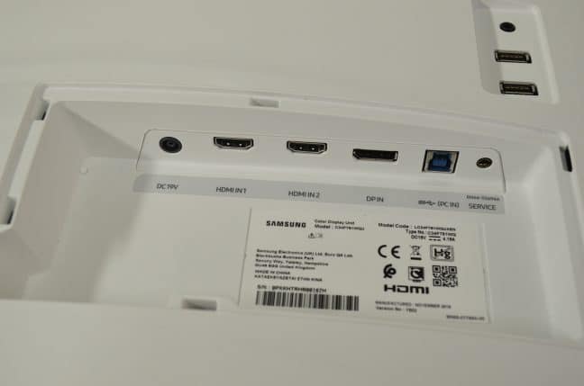 De Samsung USB-poorten aan de achterkant van een witte computer zijn naadloos geïntegreerd en bieden handige en snelle connectiviteitsopties. Deze USB-poorten zijn compatibel met de Samsung C34F791WQU-monitor,