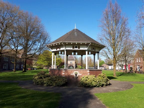 Een tuinhuisje, ideaal voor ontspanning en bijeenkomsten, gelegen in een prachtig park.