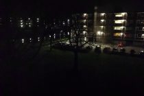 Een zicht op een appartementencomplex bij nacht.