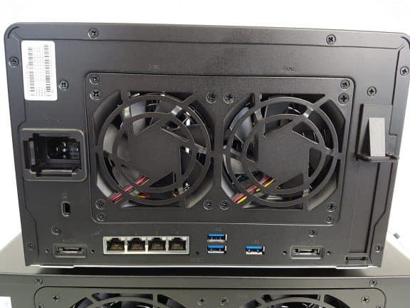 Een Synology DS1517+ pc-behuizing met twee ventilatoren bovenop.