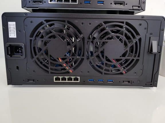 De Synology DS1517+ computertoren is voorzien van twee ventilatoren aan de bovenkant, die zorgen voor optimale koeling en luchtstroom voor betere prestaties.