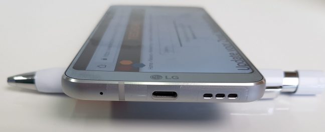 De LG G6, een telefoon waaraan een oplader is bevestigd, biedt een handige oplossing voor gebruikers die onderweg constant stroom nodig hebben.