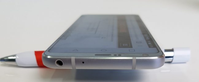 Een LG G6 mobiele telefoon met een stylus eraan.