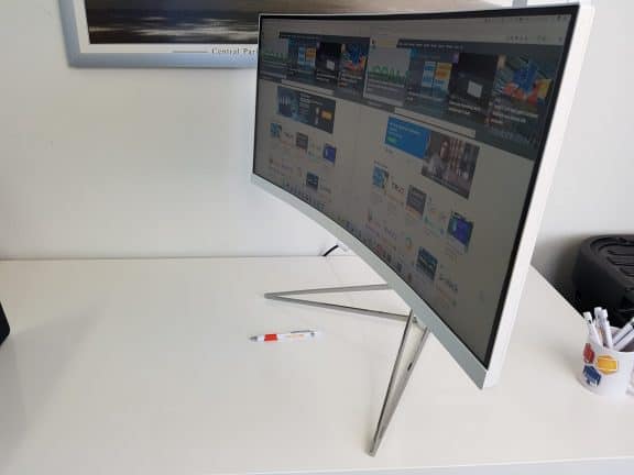 Omschrijving: Samsung gebogen monitor (Philips 349X7FJEW/00) op een bureau.