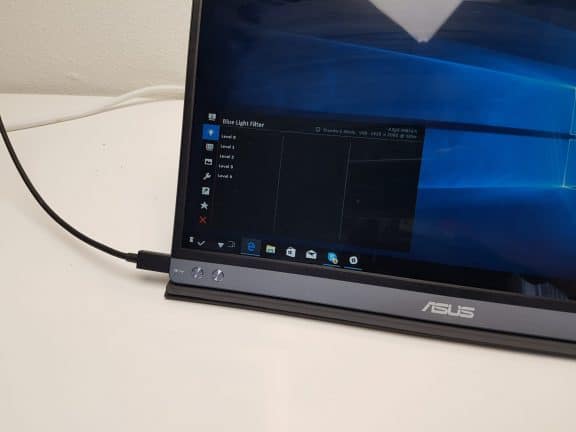 Een Asus ZenScreen MB16AC laptop wordt aangesloten op een usb kabel.