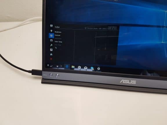 Omschrijving: Een Asus ZenScreen MB16AC-laptop met een USB-kabel erop aangesloten.