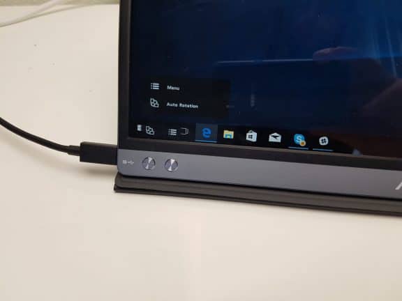 Een Asus ZenScreen MB16AC-laptop met een usb-kabel erop aangesloten.