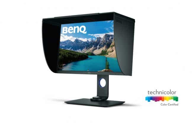 De BenQ SW271-monitor geeft een boeiend beeld van een berg en een meer weer op het scherm.