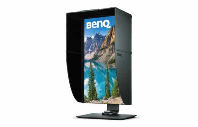 Een BenQ SW271 TV-meubel met een afbeelding van een berg op de achtergrond.