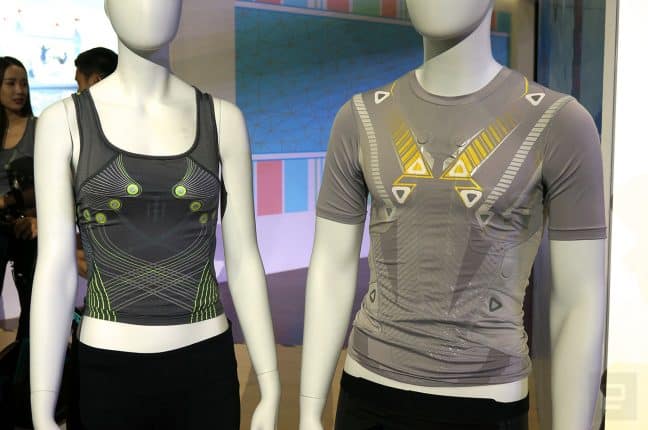 Twee mannequins met Lenovo-t-shirts.