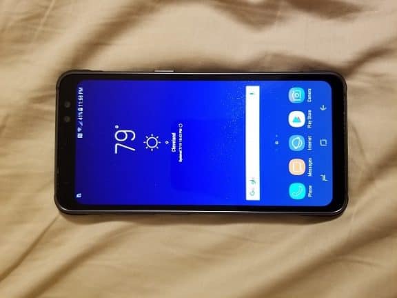 Een zwarte Galaxy S8 Active op een bed.