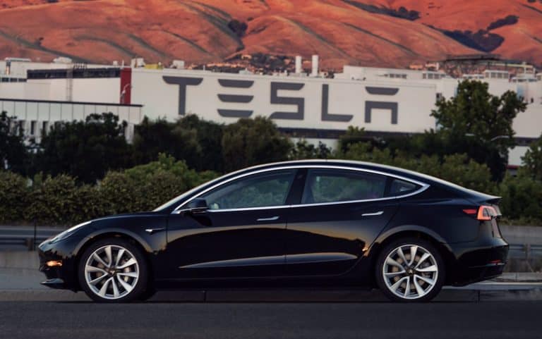 Eerste foto’s productiemodel Tesla Model 3 onthuld