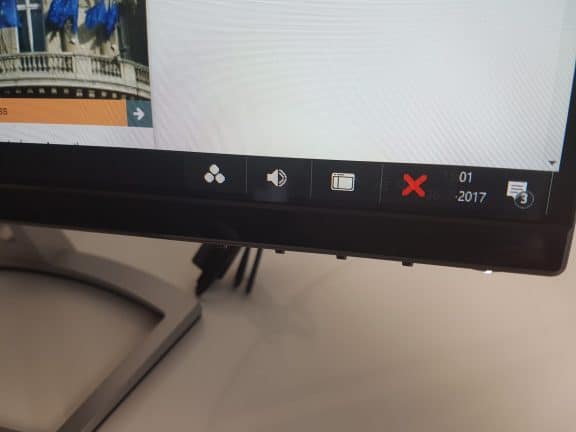 De Dell S2318H monitor met een rode pijl erop.