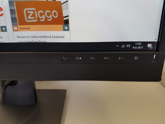 De Dell P2418hz monitor met een webbrowser.