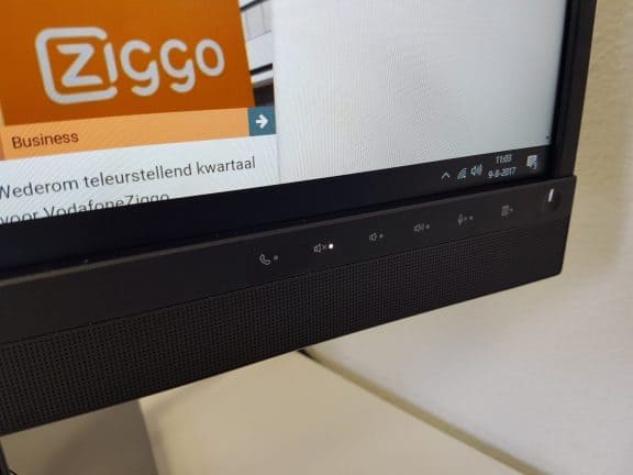 Een Dell P2418hz-monitor met een Zego-logo erop.