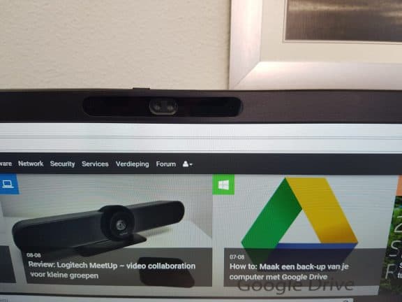 Een Dell P2418hz-monitor met een Google DVR-app.