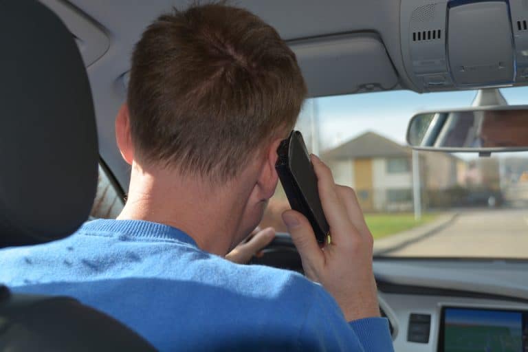 ‘Handsfree bellen niet veiliger dan handheld’