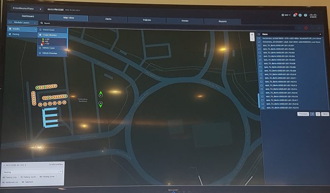 Een computerscherm met een kaart van een Smart City-luchthaven.