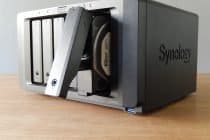 De Synology NAS (DS3018xs) staat op een houten tafel.