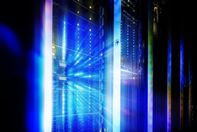 Supercomputer die werkt als een menselijk brein in gebruik genomen