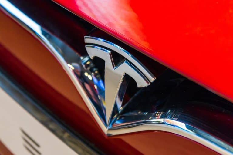 Tesla Model 3 vlucht voor Duitse politie met slapende bestuurder