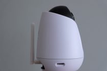 Een Foscam R2D ip-camera bovenop een tafel.