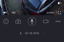 Een screenshot van een Foscam-camera-app waarop een auto voor een huis geparkeerd staat.