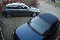 Twee Foscam-auto's geparkeerd voor een huis.