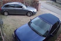 Twee Foscam-auto's geparkeerd voor een huis.