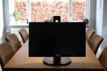 De 241B-monitor staat op een tafel in een eetkamer.