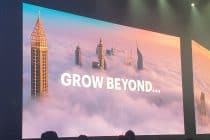 Een groot scherm met daarop de woorden 'groei', toont het potentieel van NetSuite voor ERP, vergelijkbaar met Salesforce voor CRM.