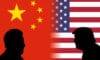 President Donald Trump en de Chinese president Jiang Zemin staan afgetekend tegen een Amerikaanse en Chinese vlag.