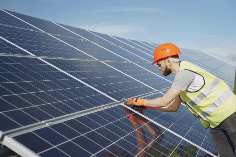 ‘Zonnepanelen en laadpalen maken stroomnet gevoelig voor hacks’