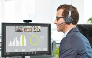 Investeer in webcams en headsets om productiviteit te verhogen