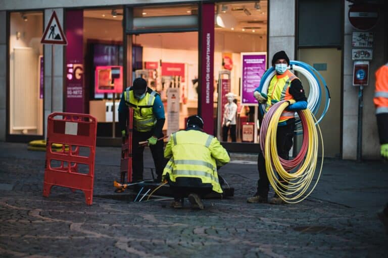 Glasvezel T-Mobile steekt ongebruikt uit grond in Haagse wijken