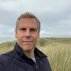 Een man maakt een selfie voor hoog gras.